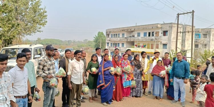 पटेल समाज ने शाकंभरी जयंती में किया सब्जी व फल वितरण 1 पटेल समाज ने शाकंभरी जयंती में किया सब्जी व फल वितरण