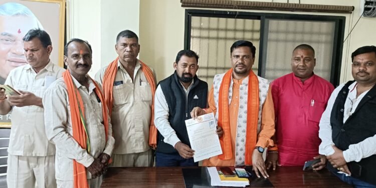 पिछले चुनाव में सिर्फ 12 वोट से मात खाने वाले धुरंधर दिनेश विश्वकर्मा ने एक बार फिर जनपद पंचायत सदस्य पद हेतु क्षेत्र क्रमांक 15 से की दावेदारी 1 पिछले चुनाव में सिर्फ 12 वोट से मात खाने वाले धुरंधर दिनेश विश्वकर्मा ने एक बार फिर जनपद पंचायत सदस्य पद हेतु क्षेत्र क्रमांक 15 से की दावेदारी