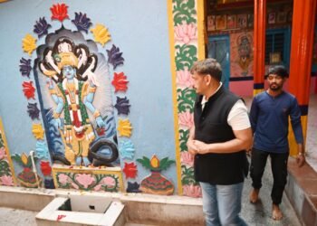 कलेक्टर  गोपाल वर्मा ने ग्राम गौरकांपा में भगवान शिव और शनि मंदिर में पूजा अर्चना कर सुख-समृद्धि की कामना की