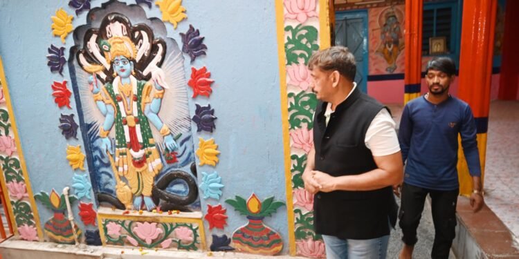 कलेक्टर  गोपाल वर्मा ने ग्राम गौरकांपा में भगवान शिव और शनि मंदिर में पूजा अर्चना कर सुख-समृद्धि की कामना की