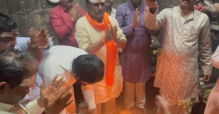 नगर पालिका कवर्धा भाजपा प्रत्याशी चंद्रप्रकाश चंद्रवंशी ने भोरमदेव मंदिर में पूजा अर्चना कर खरीदा नामाकन फार्म