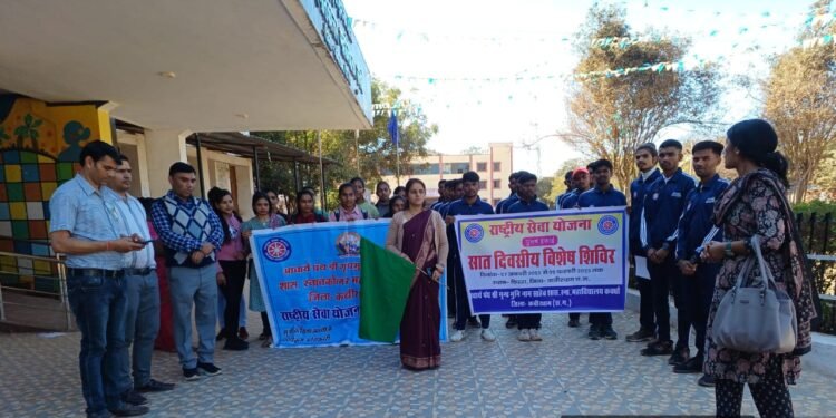 पी जी कॉलेज कवर्धा का रा.से.यो. शिविर ग्राम छिरहा में आयोजित