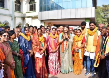 जिला पंचायत प्रत्याशियों के नामांकन रैली में शामिल हुई पंडरिया विधायक भावना बोहरा कहा प्रदेश में ट्रिपल इंजन की सरकार बनाने जनता है तैयार।