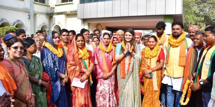 जिला पंचायत प्रत्याशियों के नामांकन रैली में शामिल हुई पंडरिया विधायक भावना बोहरा कहा प्रदेश में ट्रिपल इंजन की सरकार बनाने जनता है तैयार। 1 जिला पंचायत प्रत्याशियों के नामांकन रैली में शामिल हुई पंडरिया विधायक भावना बोहरा कहा प्रदेश में ट्रिपल इंजन की सरकार बनाने जनता है तैयार।