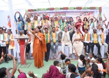 केन्द्रीय राज्य मंत्री तोखन साहू और विधायक भावना बोहरा ने पंडरिया, पांडातराई और इंदौरी नगरिय निकाय चुनाव के लिए जारी किया घोषणा पत्र।