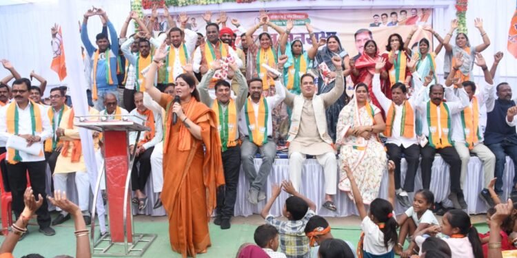 केन्द्रीय राज्य मंत्री तोखन साहू और विधायक भावना बोहरा ने पंडरिया, पांडातराई और इंदौरी नगरिय निकाय चुनाव के लिए जारी किया घोषणा पत्र। 1 केन्द्रीय राज्य मंत्री तोखन साहू और विधायक भावना बोहरा ने पंडरिया, पांडातराई और इंदौरी नगरिय निकाय चुनाव के लिए जारी किया घोषणा पत्र।