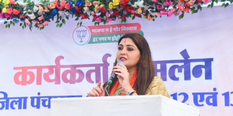 विधायक भावना बोहरा के नेतृत्व में पंडरिया में अपराध पर अंकुश लगने और अवैध कारोबार, भ्रष्टाचार एवं कमीशनखोरी बंद होने से बौखलाए कांग्रेसी। 1 विधायक भावना बोहरा के नेतृत्व में पंडरिया में अपराध पर अंकुश लगने और अवैध कारोबार, भ्रष्टाचार एवं कमीशनखोरी बंद होने से बौखलाए कांग्रेसी।