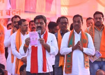 उपमुख्यमंत्री  विजय शर्मा ने भाजपा अधिकृत प्रत्याशी  ईश्वरी साहू के समर्थन में किया जनसंपर्क, क्षेत्रवासियों से मांगी आशीर्वाद।