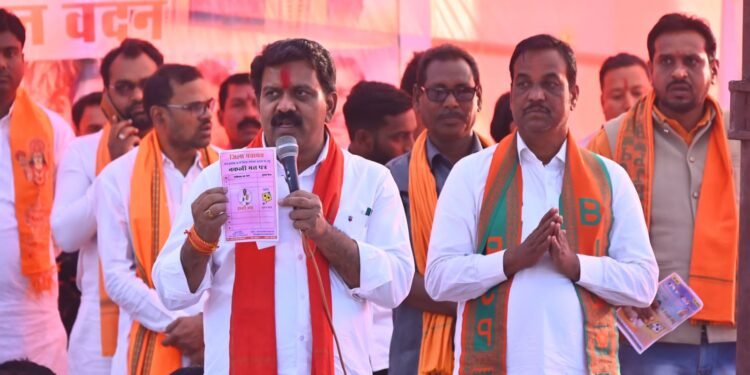 उपमुख्यमंत्री  विजय शर्मा ने भाजपा अधिकृत प्रत्याशी  ईश्वरी साहू के समर्थन में किया जनसंपर्क, क्षेत्रवासियों से मांगी आशीर्वाद।