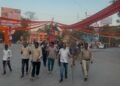 चुनाव जीतने के दूसरे दिन स्वच्छता को लेकर सड़को पर निकले नव निर्वाचित नगर पालिका अध्यक्ष चंद्रप्रकाश चंद्रवंशी।