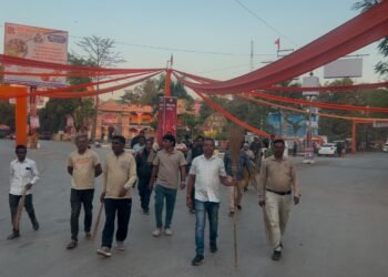 चुनाव जीतने के दूसरे दिन स्वच्छता को लेकर सड़को पर निकले नव निर्वाचित नगर पालिका अध्यक्ष चंद्रप्रकाश चंद्रवंशी।