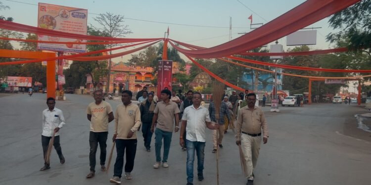 चुनाव जीतने के दूसरे दिन स्वच्छता को लेकर सड़को पर निकले नव निर्वाचित नगर पालिका अध्यक्ष चंद्रप्रकाश चंद्रवंशी। 1 चुनाव जीतने के दूसरे दिन स्वच्छता को लेकर सड़को पर निकले नव निर्वाचित नगर पालिका अध्यक्ष चंद्रप्रकाश चंद्रवंशी।