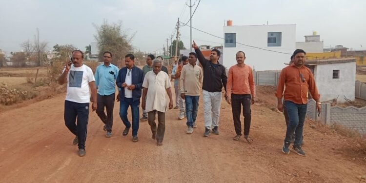 लोहारा बायपास पिलारी नहर से नवीन बाजार तक होने वाले गौरवपथ निर्माण का निरीक्षण किया नगर पालिका अध्यक्ष ने।