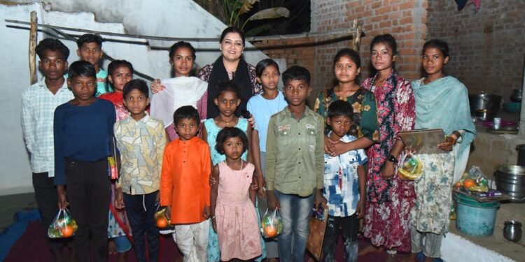 बोर्ड परीक्षाओं के पहले सेमरहा के बच्चों को प्रोत्सहित करने पहुंची विधायक भावना बोहरा, बच्चों के साथ भोजन कर किया उत्साहवर्धन।