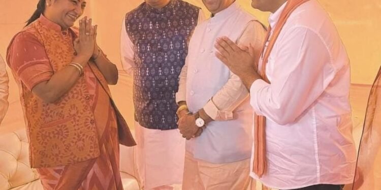 उपमुख्यमंत्री विजय शर्मा ने दिल्ली की नई मुख्यमंत्री रेखा गुप्ता को दी बधाई। 1 उपमुख्यमंत्री विजय शर्मा ने दिल्ली की नई मुख्यमंत्री रेखा गुप्ता को दी बधाई।