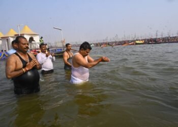 उपमुख्यमंत्री  विजय शर्मा ने त्रिवेणी संगम में किया पवित्र स्नान।