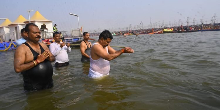 उपमुख्यमंत्री  विजय शर्मा ने त्रिवेणी संगम में किया पवित्र स्नान।