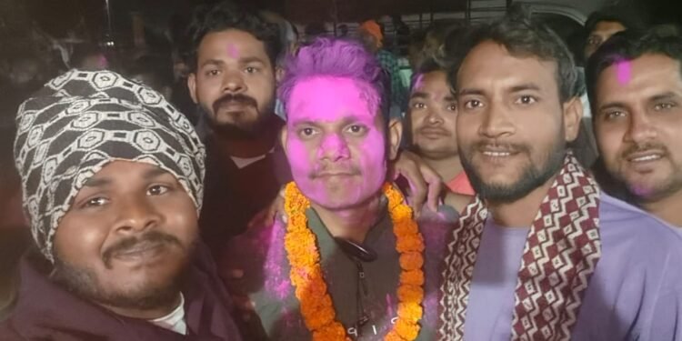 ग्राम पंचायत रैतापारा में शेष नारायण चंद्रवंशी बने सरपंच, गांव में जीत का जश्न।