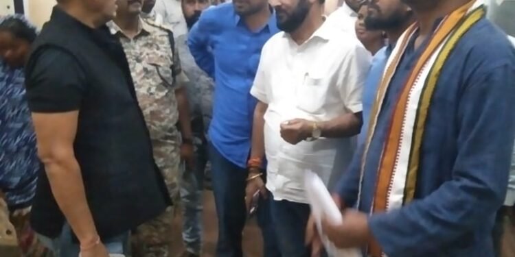 प्रदर्शन के दौरान ग्रामीण की तबीयत बिगड़ी, कलेक्टर पहुंचे अस्पताल।