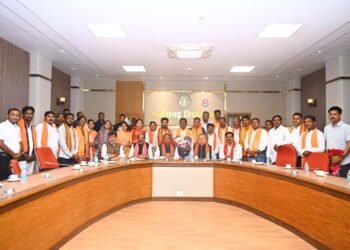 कवर्धा नगर पालिका के नव निर्वाचित अध्यक्ष चन्द्रप्रकाश चन्द्रवँशी सहित पालिका के पार्षदगणों ने मुख्यमंत्री साय व विधानसभा अध्यक्ष से की सौजन्य भेंट।