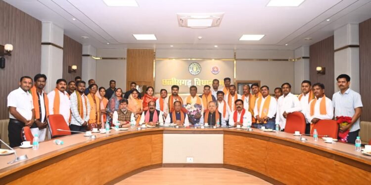 कवर्धा नगर पालिका के नव निर्वाचित अध्यक्ष चन्द्रप्रकाश चन्द्रवँशी सहित पालिका के पार्षदगणों ने मुख्यमंत्री साय व विधानसभा अध्यक्ष से की सौजन्य भेंट।