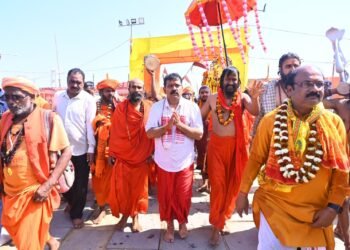 महाशिवरात्रि पर उपमुख्यमंत्री  विजय शर्मा ने किया त्रिवेणी संगम में शाही स्नान, प्रदेशवासियों के लिए की मंगलकामना।