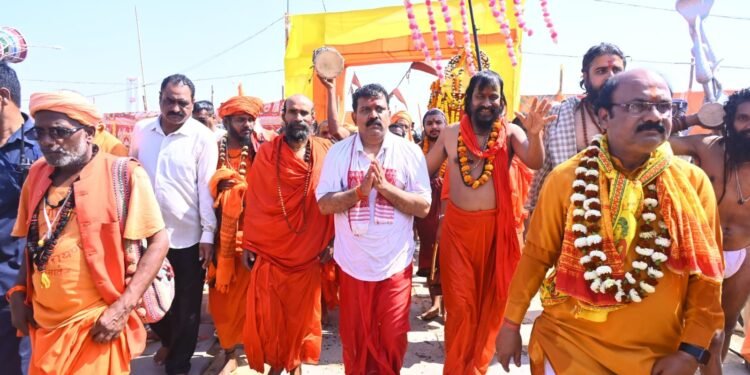 महाशिवरात्रि पर उपमुख्यमंत्री  विजय शर्मा ने किया त्रिवेणी संगम में शाही स्नान, प्रदेशवासियों के लिए की मंगलकामना।