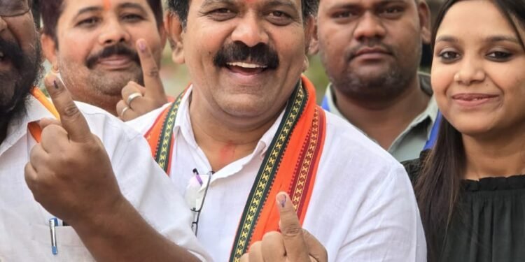 उपमुख्यमंत्री विजय शर्मा ने नगरीय निकाय चुनाव में किया मतदान। 1 उपमुख्यमंत्री  विजय शर्मा ने नगरीय निकाय चुनाव में किया मतदान।