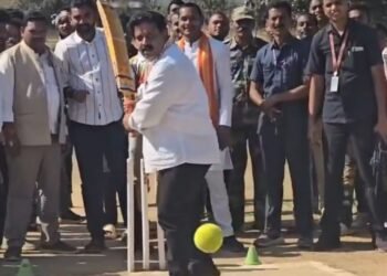 उपमुख्यमंत्री  विजय शर्मा ने मंडल अध्यक्ष के गेंद पर शानदार शॉट मारकर मैच का माहौल और भी रोमांचक बना दिया।