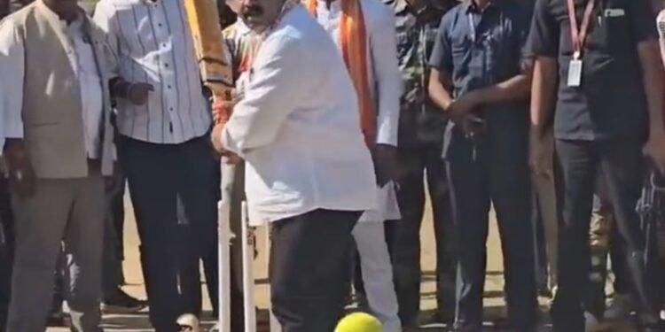 उपमुख्यमंत्री विजय शर्मा ने मंडल अध्यक्ष के गेंद पर शानदार शॉट मारकर मैच का माहौल और भी रोमांचक बना दिया। 1 उपमुख्यमंत्री  विजय शर्मा ने मंडल अध्यक्ष के गेंद पर शानदार शॉट मारकर मैच का माहौल और भी रोमांचक बना दिया।