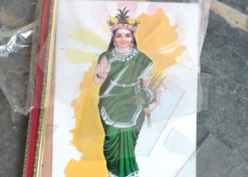 पंचायत चुनाव संपन्न होने के बाद स्कूल में मिली शराब की बोतलें और टूटी छत्तीसगढ़ महतारी की तस्वीर।