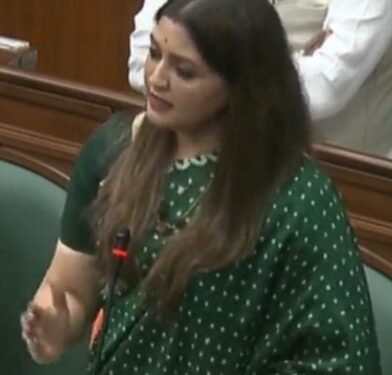 विधायक भावना बोहरा ने पंडरिया विधानसभा में मुख्यमंत्री ग्राम सड़क योजना, स्वास्थ्य सुविधाओं और 15वें वित्त आयोग से जुड़े प्रमुख विषयों पर विधानसभा में उठाया प्रश्न। 1 विधायक भावना बोहरा ने पंडरिया विधानसभा में मुख्यमंत्री ग्राम सड़क योजना, स्वास्थ्य सुविधाओं और 15वें वित्त आयोग से जुड़े प्रमुख विषयों पर विधानसभा में उठाया प्रश्न।