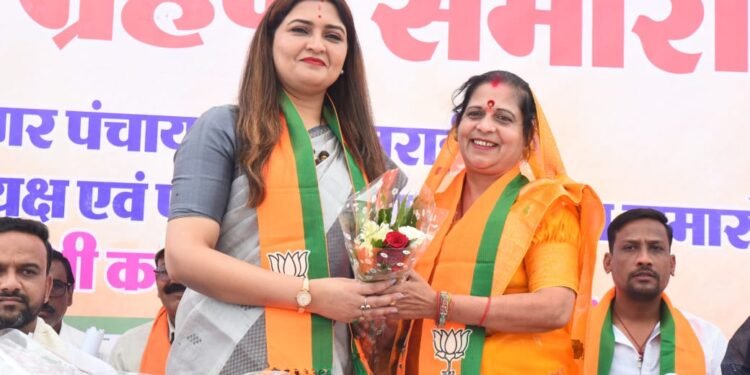 नगर पालिका पंडरिया और नगर पंचायत पांडातराई में नवनिर्वाचित अध्यक्षों और पार्षदों के शपथ ग्रहण में शामिल हुईं पंडरिया विधायक भावना बोहरा।