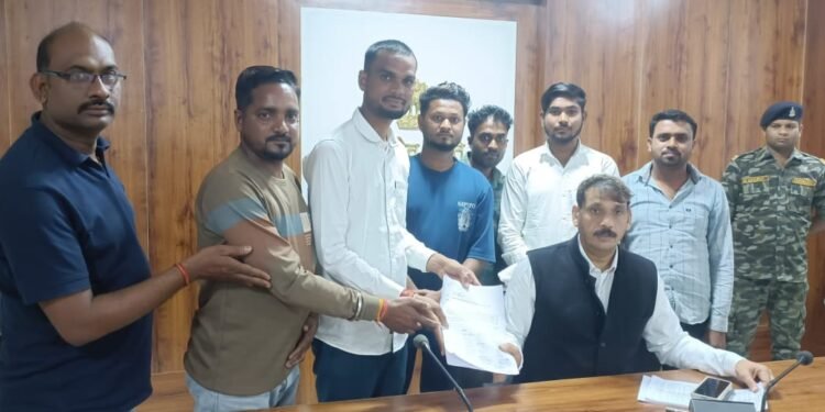 अवैध अतिक्रमण हटाने वार्ड क्रं. 26 के नागरिक कलेक्टर से मिले। 1 अवैध अतिक्रमण हटाने वार्ड क्रं. 26 के नागरिक कलेक्टर से मिले।