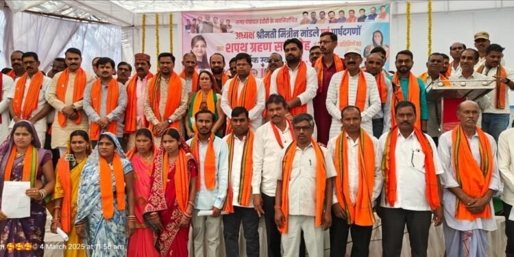 इंदौरी नगर पंचायत की नवनिर्वाचित अध्यक्ष और पार्षदों ने किया शपथ ग्रहण, पंडरिया विधायक भावना बोहरा ने दी बधाई।