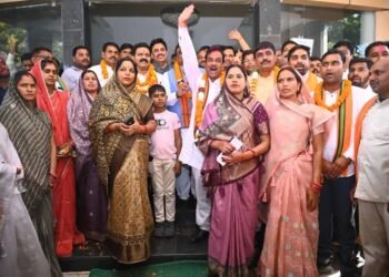 कबीरधाम जिला पंचायत चुनाव: भाजपा की गुटबाजी के बीच ईश्वरी साहू अध्यक्ष, कड़ी रस्साकशी के बाद कैलाश चंद्रवंशी उपाध्यक्ष निर्विरोध निर्वाचित।