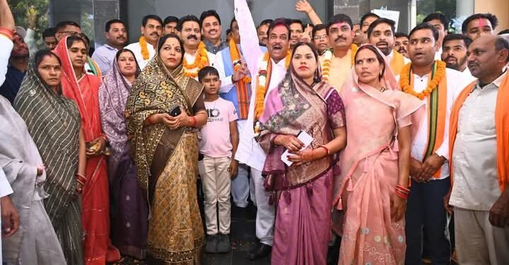 कबीरधाम जिला पंचायत चुनाव: भाजपा की गुटबाजी के बीच ईश्वरी साहू अध्यक्ष, कड़ी रस्साकशी के बाद कैलाश चंद्रवंशी उपाध्यक्ष निर्विरोध निर्वाचित।