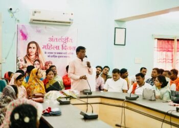 महिलाओं का पैर छूकर नपाध्यक्ष चंद्रप्रकाश चंद्रवंशी ने कहा-सहनशीलता का प्रतीक है नारी।