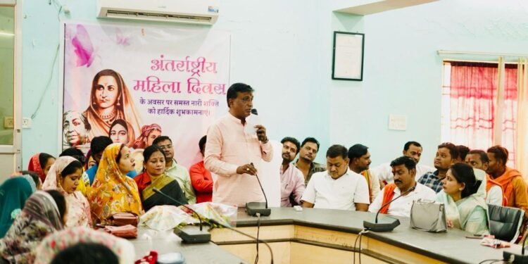 महिलाओं का पैर छूकर नपाध्यक्ष चंद्रप्रकाश चंद्रवंशी ने कहा-सहनशीलता का प्रतीक है नारी।