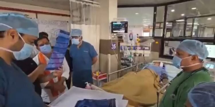 उपमुख्यमंत्री विजय शर्मा घायलों के स्वास्थ्य की स्थिति की जानकारी ली और अस्पताल प्रशासन को बेहतर इलाज सुनिश्चित करने के निर्देश दिए।