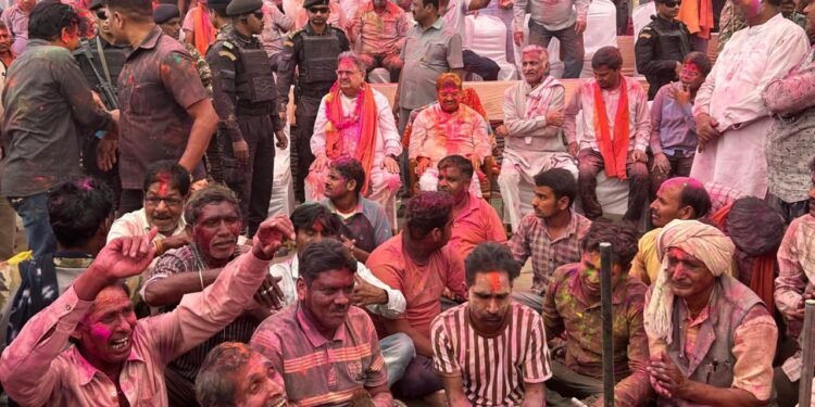 विधानसभा अध्यक्ष डॉ. रमन सिंह अपनी परंपरा पर कायम कवर्धा में परिवार और साथियों संग मनाई होली प्रदेशवासियों को दी शुभकामनाएँ, गांधी मैदान में हुआ भव्य होली मिलन समारोह।