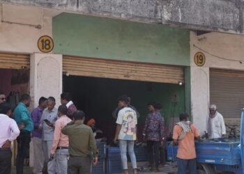 15 लाख 31 हजार बकाया, मंजीत सिंह की तीन दुकान सील।