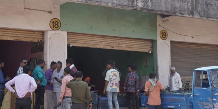 15 लाख 31 हजार बकाया, मंजीत सिंह की तीन दुकान सील।