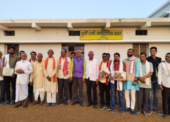 सुरेठी कुर्मी वर्मा समाज द्वारा होली मिलन एवं निर्वाचित जनप्रतिनिधियों का सम्मान कार्यक्रम सम्पन्न। 3 सुरेठी कुर्मी वर्मा समाज द्वारा होली मिलन एवं निर्वाचित जनप्रतिनिधियों का सम्मान कार्यक्रम सम्पन्न।