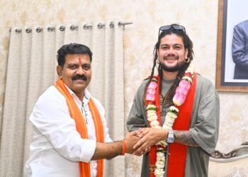 उपमुख्यमंत्री विजय शर्मा से प्रख्यात भजन गायक हंसराज रघुवंशी ने की सौंजन्य मुलाकात। 2 उपमुख्यमंत्री विजय शर्मा से प्रख्यात भजन गायक हंसराज रघुवंशी ने की सौंजन्य मुलाकात।