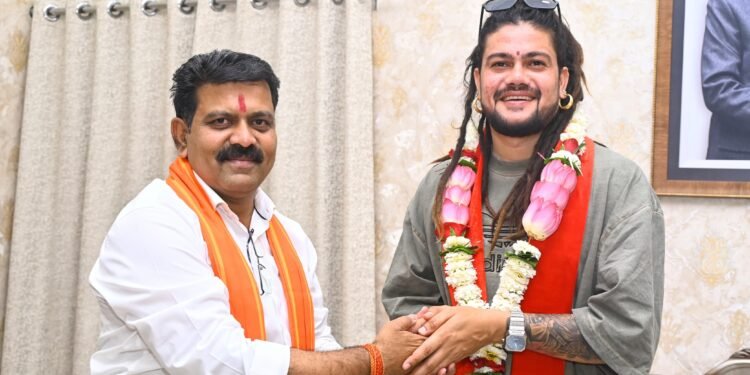 उपमुख्यमंत्री  विजय शर्मा से प्रख्यात भजन गायक  हंसराज रघुवंशी ने की सौंजन्य मुलाकात।