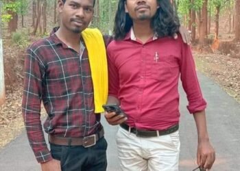 सफाई कर्मचारी से बार काउंसिल ऑफ इंडिया का एग्जाम किया क्लियर,कामू बैगा ने दी बधाई।