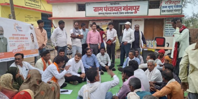 ग्राम गांगपुर में सुशासन तिहार: कलेक्टर  गोपाल वर्मा ने ग्रामीणों से की सीधी बातचीत, दूसरे दिन गांगपुर में 73 आवेदन प्राप्त मिले।