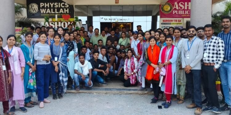 सी वी रमन यूनिवर्सिटी के बीएड विद्यार्थियों ने किया अशोका स्कूल का शैक्षणिक भ्रमण, नवाचारी शिक्षण प्रणाली का लिया अनुभव।