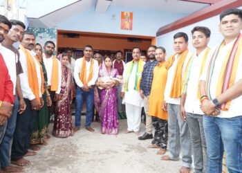 ग्राम भिंभोरी में सम्पन्न हुआ छठ्ठी कार्यक्रम, जिला पंचायत अध्यक्ष  ईश्वरी साहू ने माँ गायत्री मंदिर में किए दर्शन।